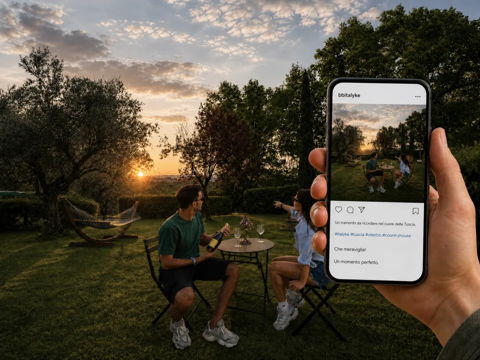 Una mano mostra su uno smartphone verticale il post social di un tramonto naturale nel giardino di Italyke, con la scritta bbitalyke, hashtag e commenti