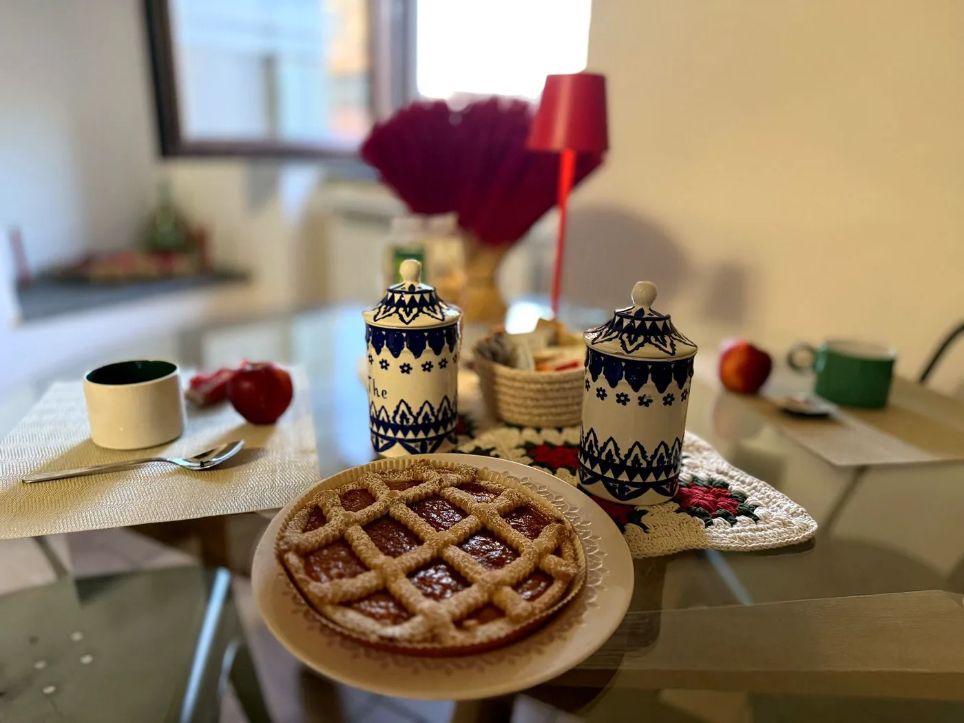 Crostata fatta in casa e tavola apparecchiata per la colazione