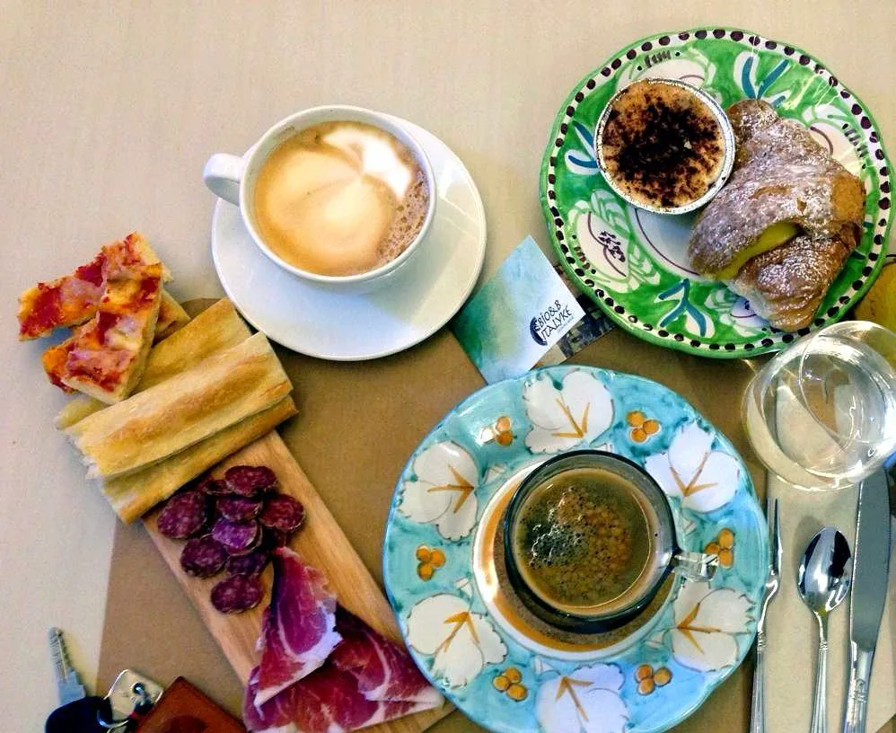 Colazione dolce e salata con caffè e prodotti locali
